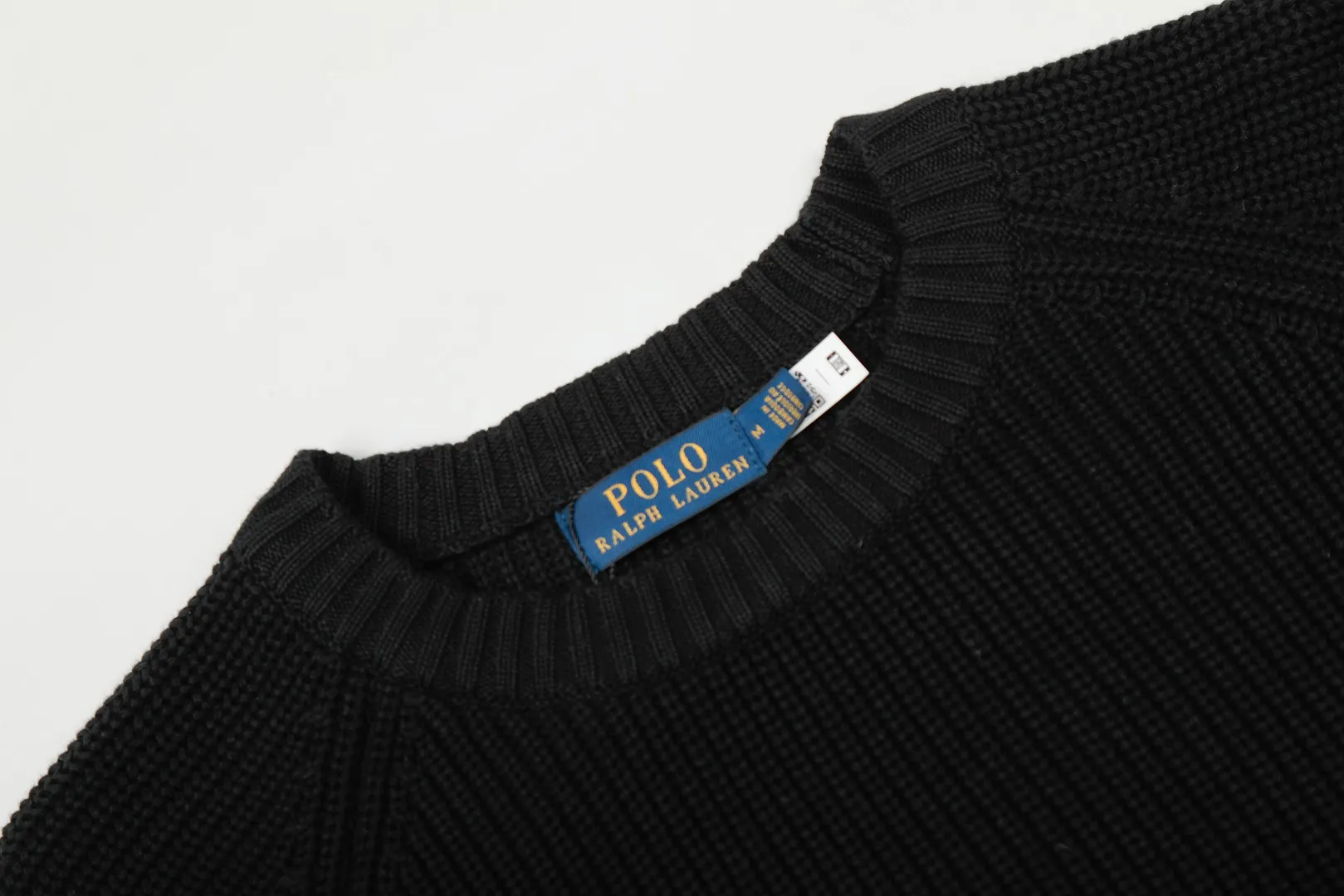 P220 Top quality" Style number: DS812# (not off the shelves all year round) [Ralph Lauren round neck piqué knitted sweater with war horse embroidery on the front and back] ✅Ralph Lauren classic basic versatile round neck pullover sweater for men and women ✅Main supply platform live broadcast Wholesale entity Replenish if out of stock Not removed from the shelves ✅ZP quality 1:1 version Scan the code to enter the GF website Counter quality ✅Detailed quality The only one in Guangzhou Imported quality cotton yarn Mainly high-end, cost-effective, good quality needless to say ✅The version is restored to the original order, the maximum size can be worn up to 200 pounds, loose, comfortable and stress-free ✅The upper body is simple and easy to match, ootd must-have style, good-looking clothes are never picky, a must-have item in the wardrobe is recommended. Size: S-XL Color: White, gray, khaki, navy blue, brown, burgundy, black with white label, black with red label
